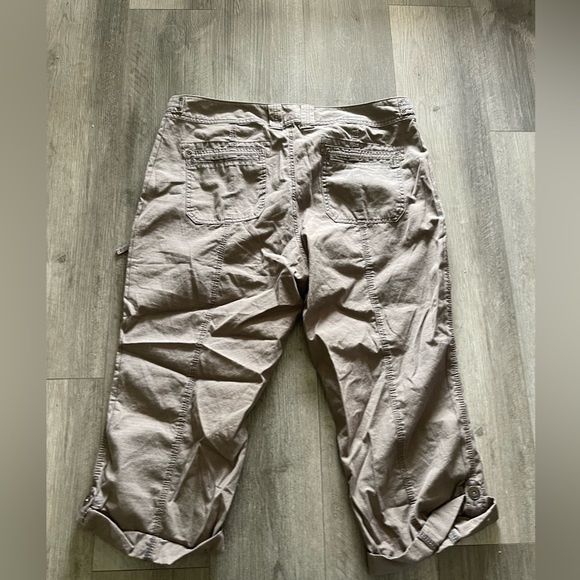 Eddie Bauer Blakley Fit Capri Cargos - Picture 4 of 10